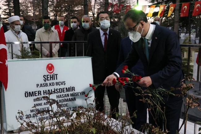 Bakan Kasapoğlu'ndan Ömer Halisdemir'in kabrine ziyaret
