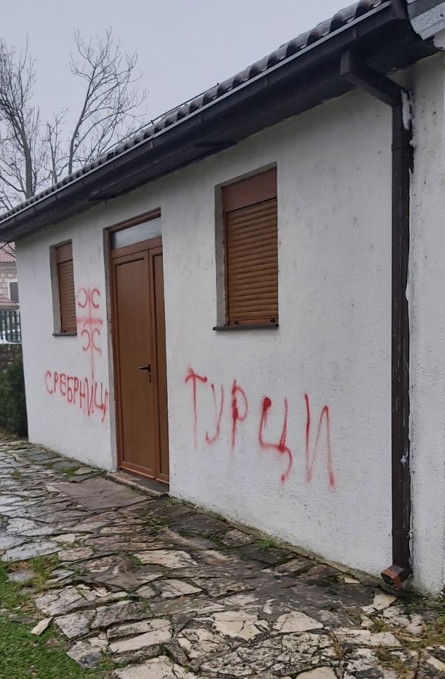 Karadağ'daki camilere ırkçı saldırı