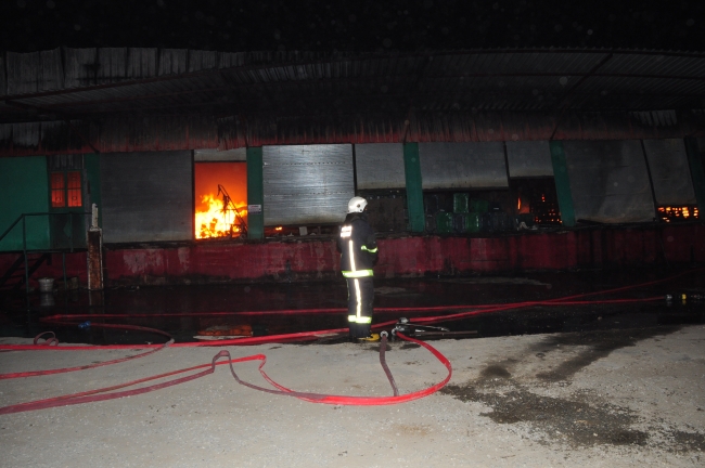 Antalya'da sebze meyve deposunda yangın