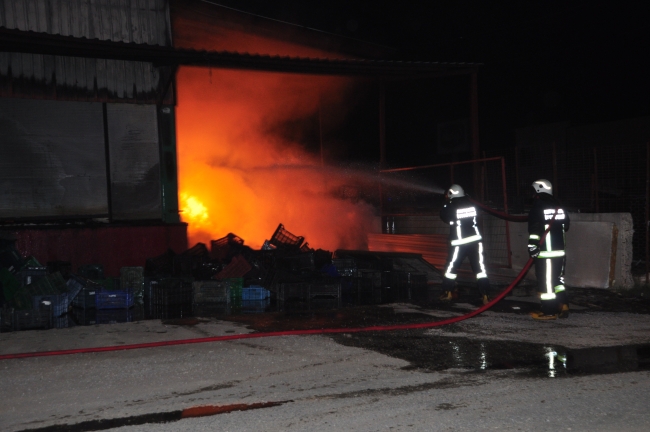 Antalya'da sebze meyve deposunda yangın