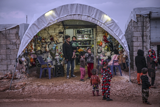 Çadır kentin oyuncakçısı: Çocukların acısı yine de dinmiyor