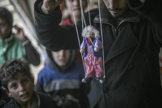 Çadır kentin oyuncakçısı: Çocukların acısı yine de dinmiyor