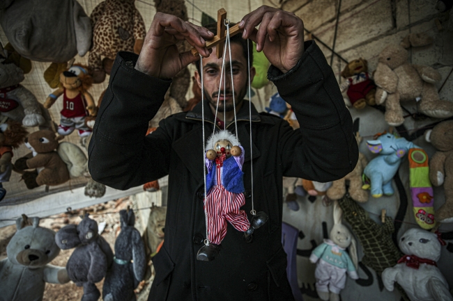 Çadır kentin oyuncakçısı: Çocukların acısı yine de dinmiyor