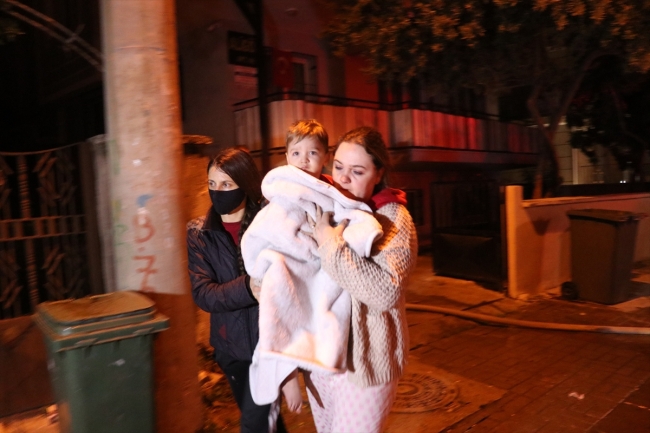 Denizli'de dumandan etkilenen aileyi itfaiye kurtardı