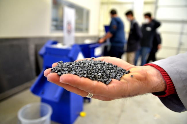 Meslek liseli öğrenciler plastik atıkları hammadeye dönüştürüyor