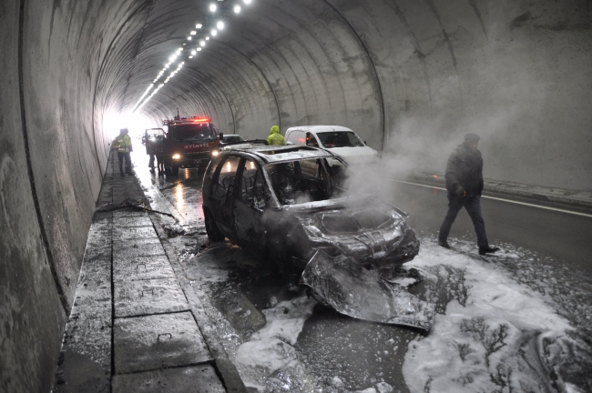 Afyonkarahisar'da tünelde otomobil yandı