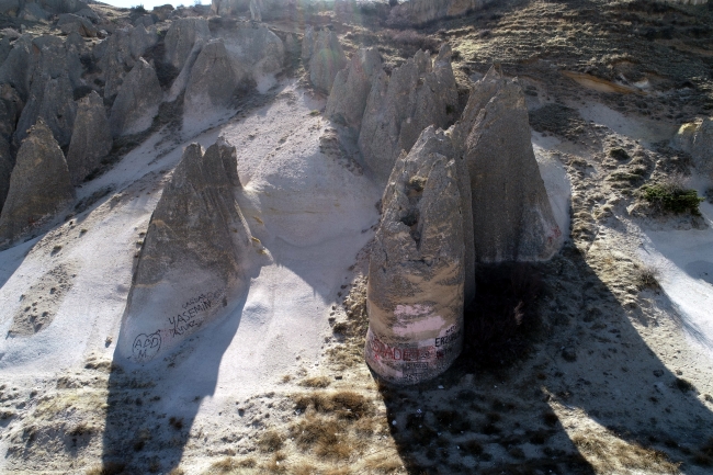 Kayseri'nin peri bacalarını kirleten yazılar siliniyor