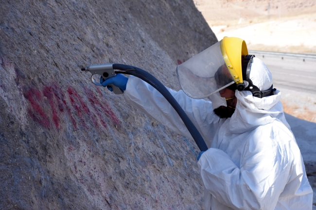 Kayseri'nin peri bacalarını kirleten yazılar siliniyor