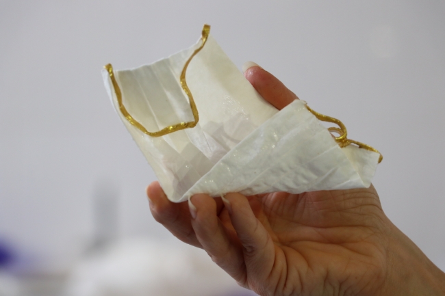 Koronavirüse dikkat çekmek için porselenden maske