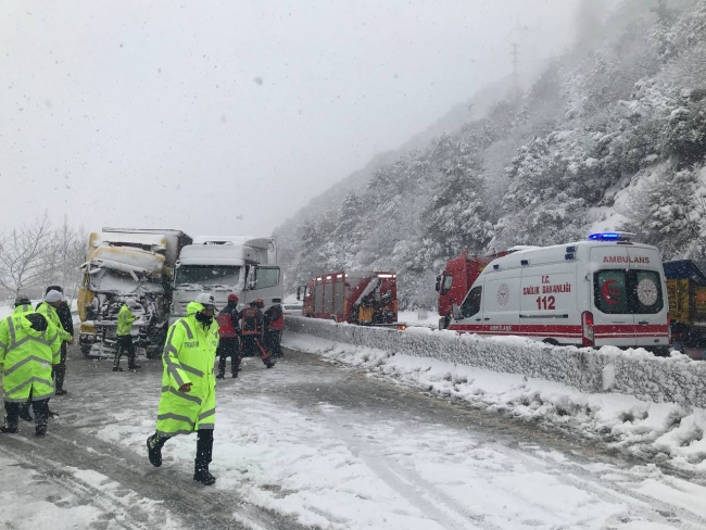 Sakarya'da 2 tırın çarpıştığı kaza trafiği aksattı