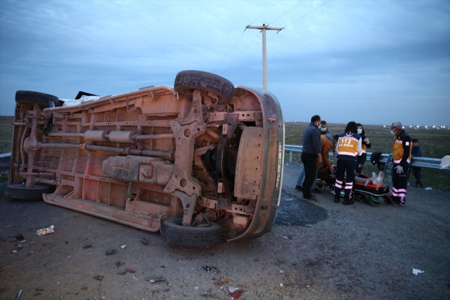 Diyarbakır'da işçi servisi ile otomobil çarpıştı: 10 yaralı