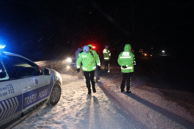 Kar nedeniyle sürücüler zor anlar yaşadı