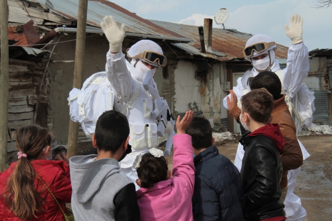 Erzincan'daki komandolara köylülerden moral desteği