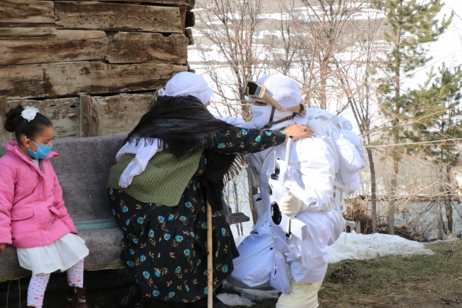 Erzincan'daki komandolara köylülerden moral desteği