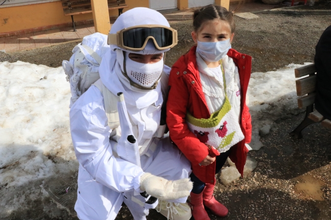 Erzincan'daki komandolara köylülerden moral desteği