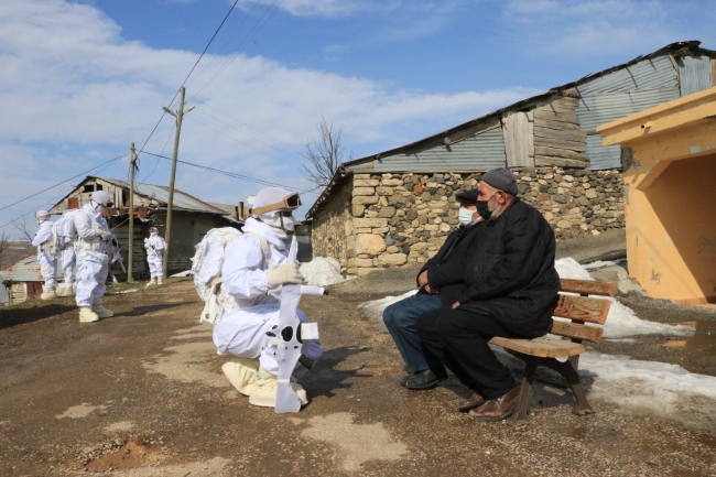 Erzincan'daki komandolara köylülerden moral desteği