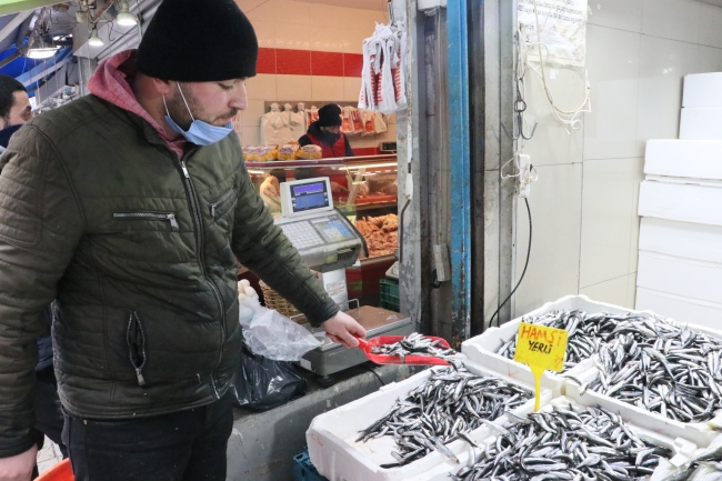 Samsun'da kar yağışının ardından hamsiye talep arttı
