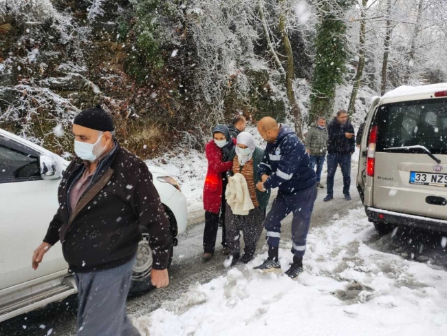 Mersin'de karda mahsur kalan aileyi belediye ekipleri kurtardı