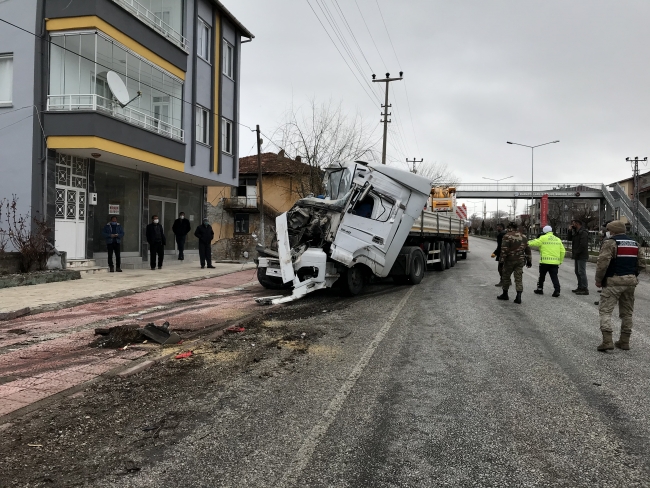 Direksiyon hakimiyeti kaybedilen tır manav önünde bekleyenlere çarptı