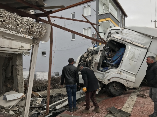 Direksiyon hakimiyeti kaybedilen tır manav önünde bekleyenlere çarptı