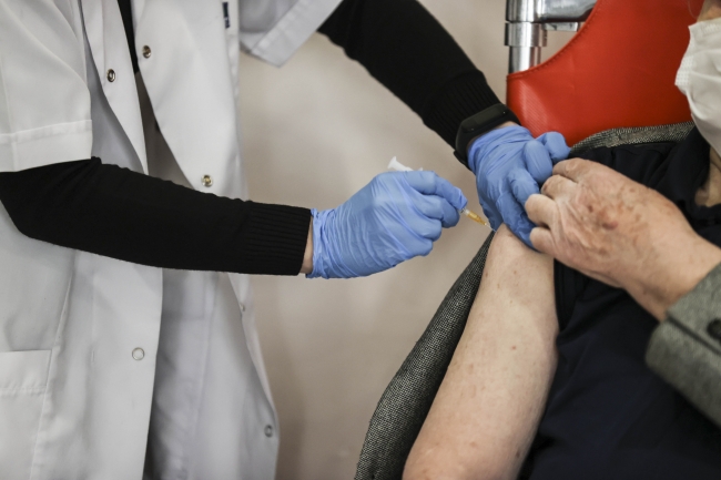 Bakımevlerinde 2'nci doz aşı uygulanması başladı