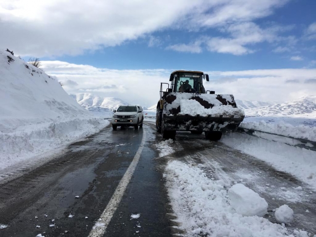 Karlı yolları aşarak 84 yaşındaki kadına COVID-19 aşısı yaptılar