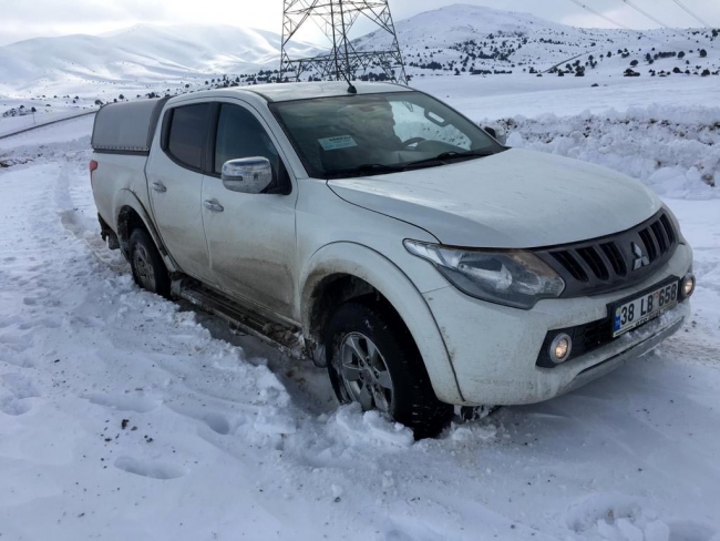 Karlı yolları aşarak 84 yaşındaki kadına COVID-19 aşısı yaptılar