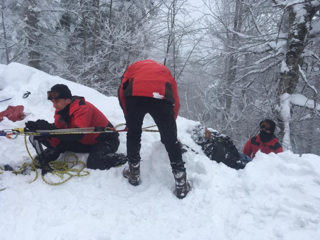 JAK timi kayak yaparken pistten çıkan turisti kurtardı