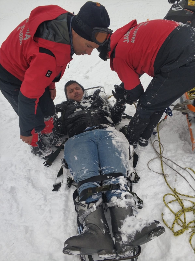 JAK timi kayak yaparken pistten çıkan turisti kurtardı