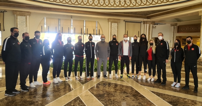 Bakan Çavuşoğlu'ndan Kadın Milli Tekvando Takımı'na ziyaret