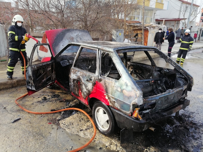 Tekirdağ'da park halindeki araç yandı