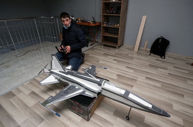Harçlıklarıyla model uçak yaptı