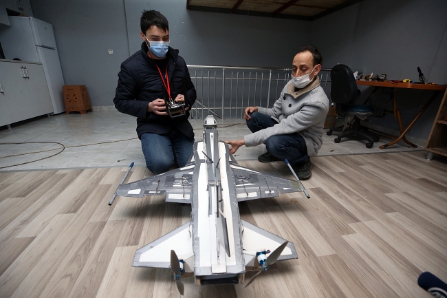 Harçlıklarıyla model uçak yaptı