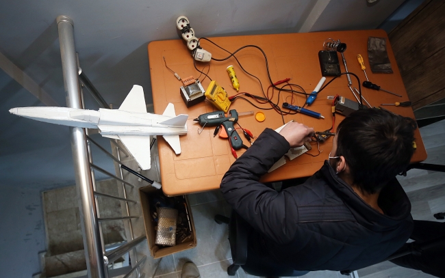 Harçlıklarıyla model uçak yaptı