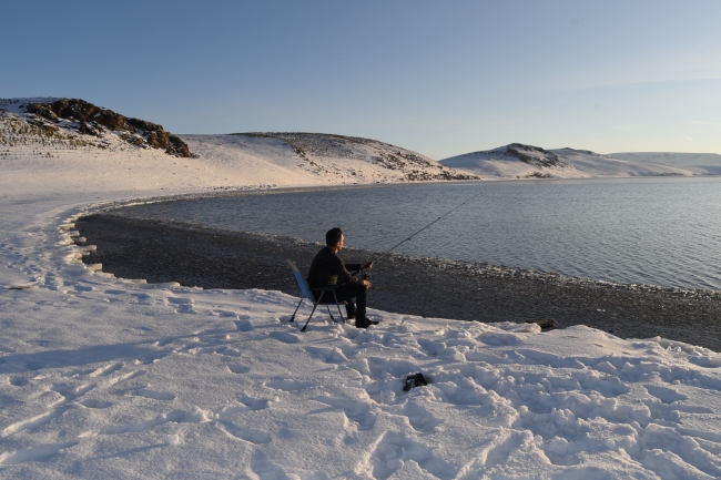 Beyaza bürünen Aygır Gölü fotoğrafçıların uğrak noktası