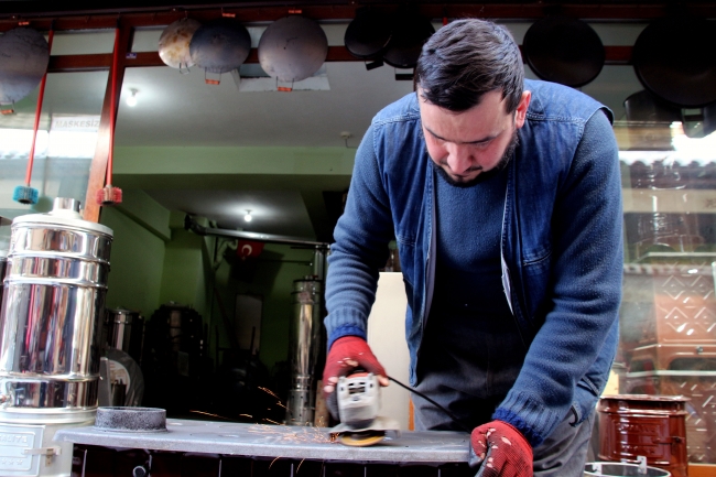 5 kuşaktır soba ustalığı yapan aile evleri ısıtıyor