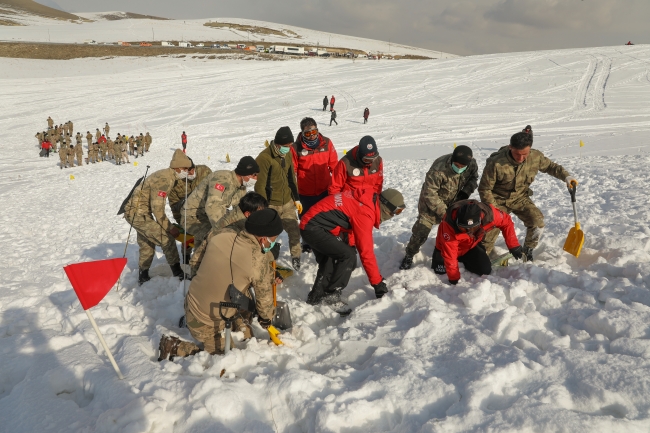 2 bin 225 rakımda zorlu tatbikat