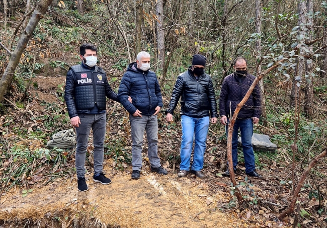 Ormanda define arayan 3 kişi suçüstü yakalandı