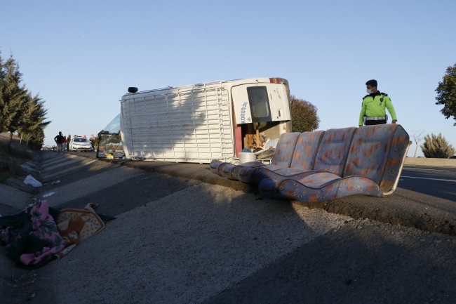 Şanlıurfa'da işçileri taşıyan minibüs devrildi: 12 yaralı
