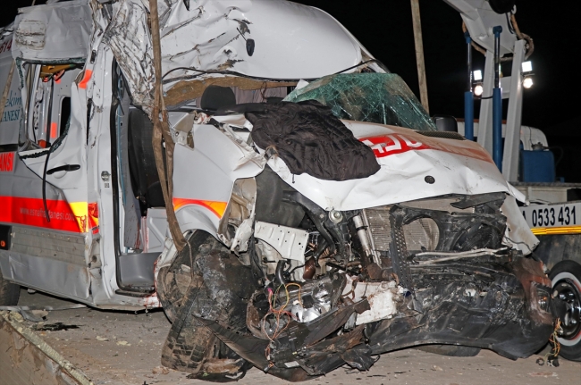 Ambulans park halindeki kamyonlara çarptı: 3 yaralı