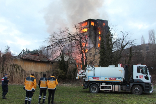 Bilecik'teki yangında un fabrikasının büyük bölümü zarar gördü