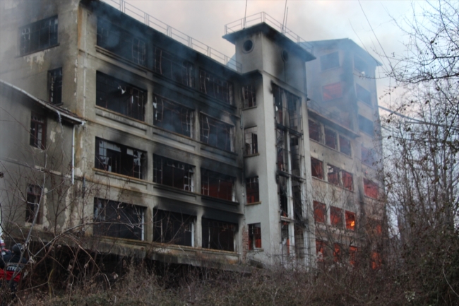 Bilecik'teki yangında un fabrikasının büyük bölümü zarar gördü