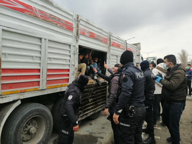 Kazaya karışan kamyondan 114 düzensiz göçmen çıktı