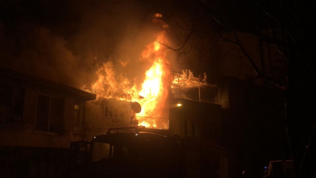 Kahramanmaraş'ta iki katlı evde yangın