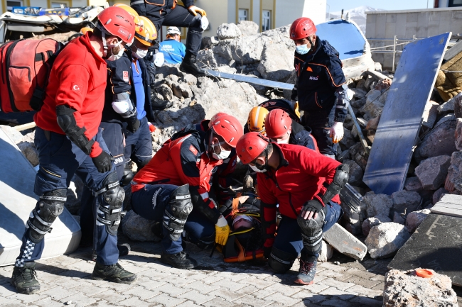 Sivas'ta deprem ve acil durum tahliye tatbikatı gerçekleşti
