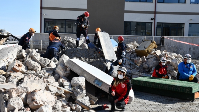 Sivas'ta deprem ve acil durum tahliye tatbikatı gerçekleşti