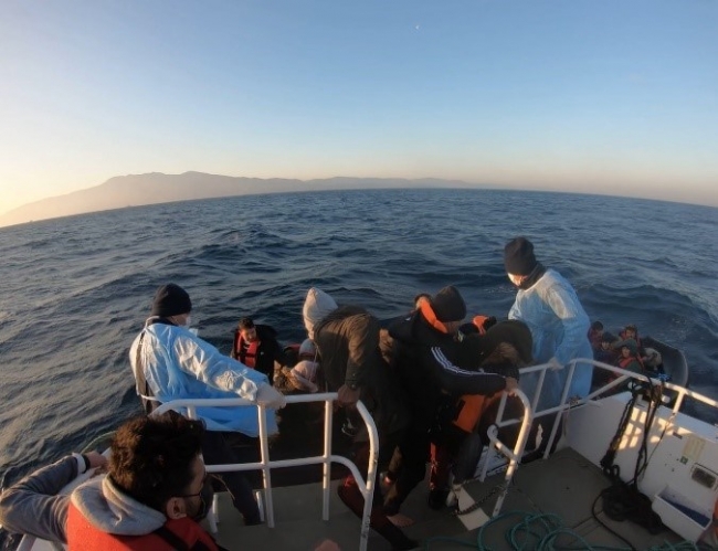 Yunanistan’ın Türk kara sularına ittiği 69 düzensiz göçmen kurtarıldı