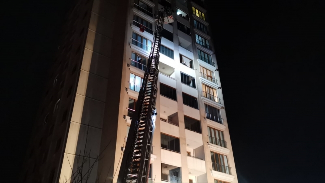 Kocaeli'de apartman dairesinde yangın: 5 kişi dumandan etkilendi