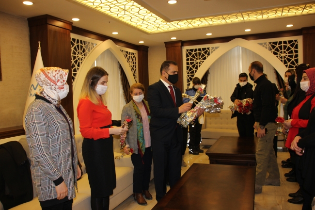 Evlat nöbetindeki anne Hakkari'de "yılın kadını" seçildi