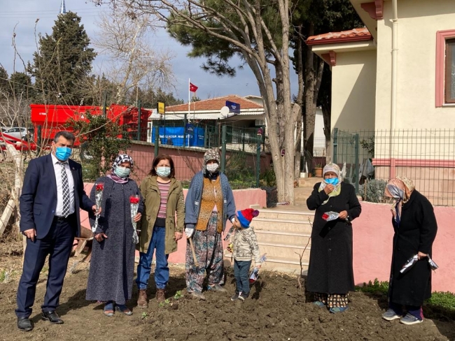 Tarlada çalışan kadınlara muhtardan çiçekli sürpriz